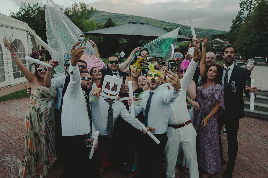 Marcos Greiz es el mejor fotógrafo de bodas en Cantabria fiesta con amigos