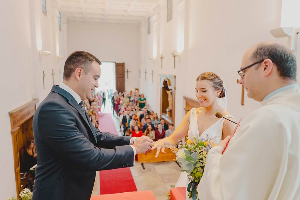 La mejor fotografía emocional de bodas en Cantabria anillos