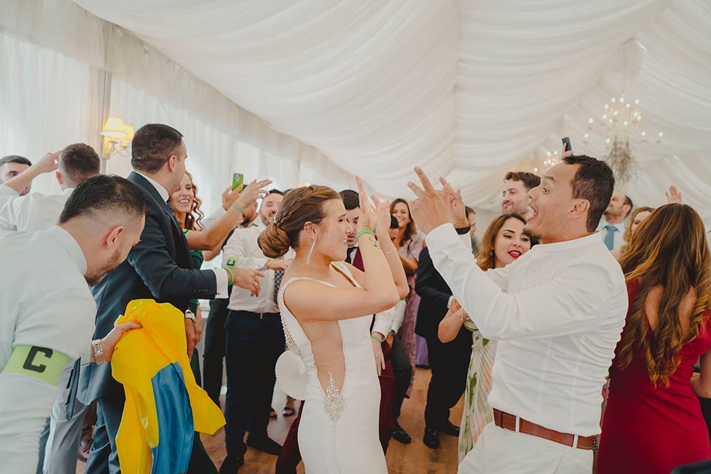 Fotógrafo de bodas Marcos Greiz en Cantabria bali con amigos