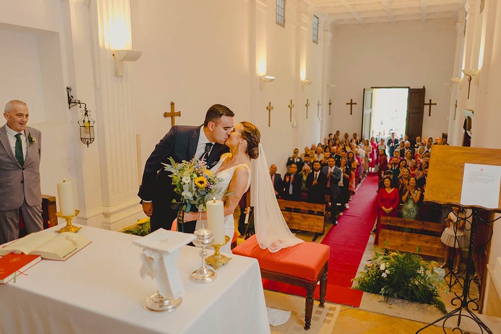 La mejor fotografía emocional de bodas en Cantabria beso ceremonia