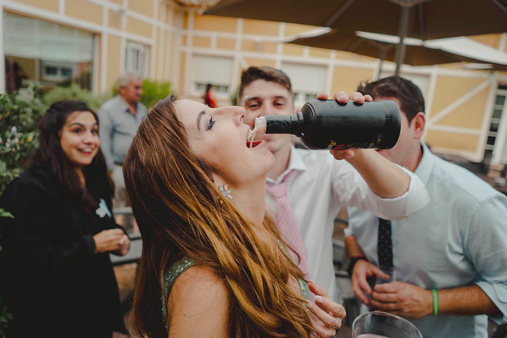 La mejor fotografía de boda en Cantabria de Marcos Greiz botella