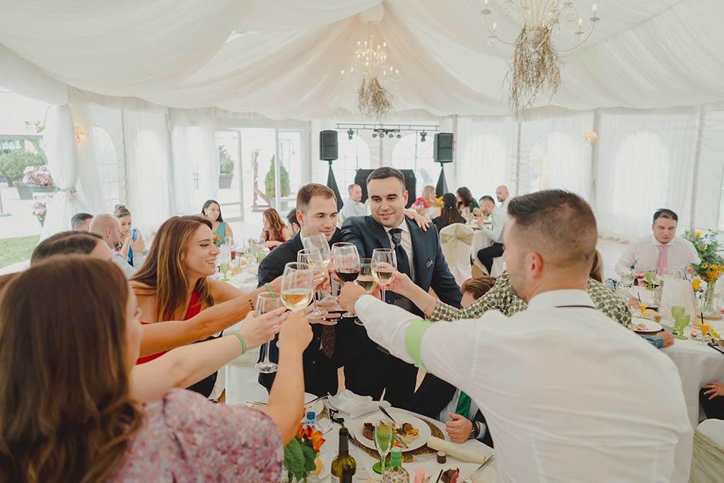 Fotógrafo de bodas Marcos Greiz en Cantabria brindar con amigos