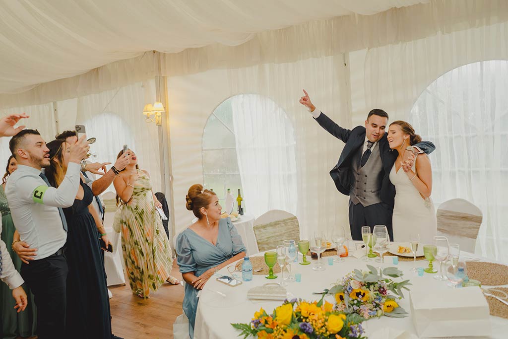 Fotógrafo de bodas Marcos Greiz en Cantabria cantando