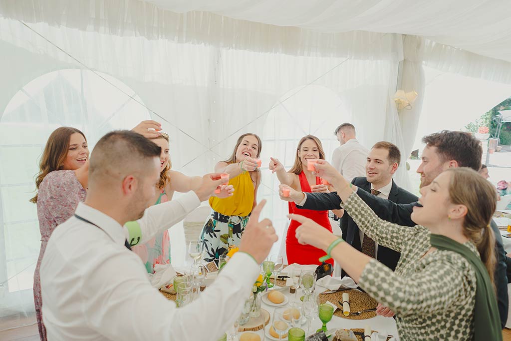 Los mejores fotógrafos de bodas en Cantabria brindis