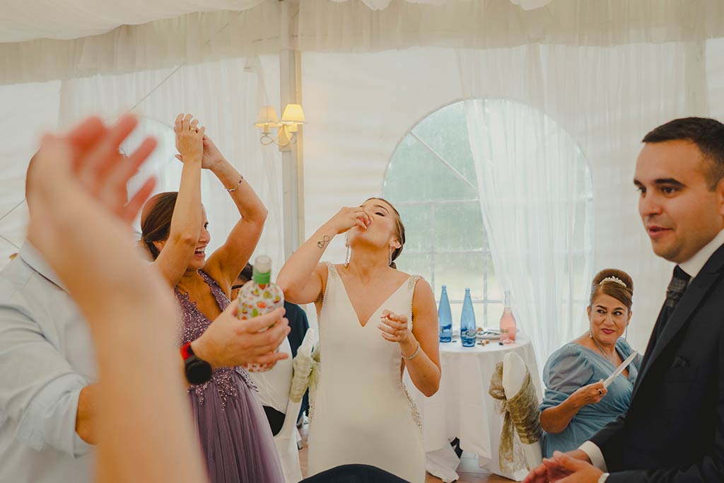 Fotógrafo de bodas Marcos Greiz en Cantabria chupito novia