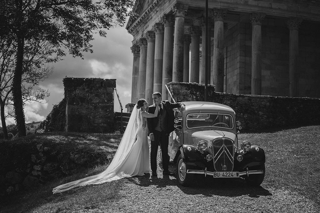 La mejor fotografía emocional de bodas en Cantabria coche clásico