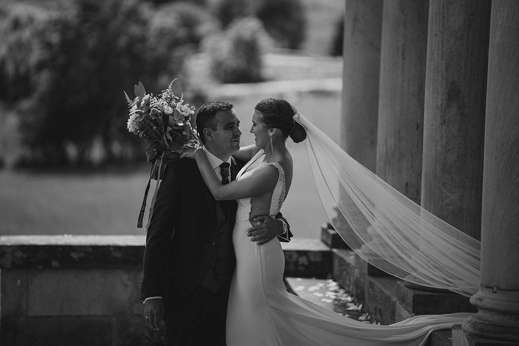 La mejor fotografía emocional de bodas en Cantabria escaleras