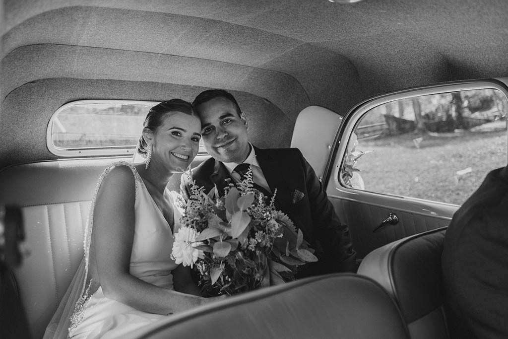 Los mejores fotógrafos de bodas en Cantabria dentro del coche