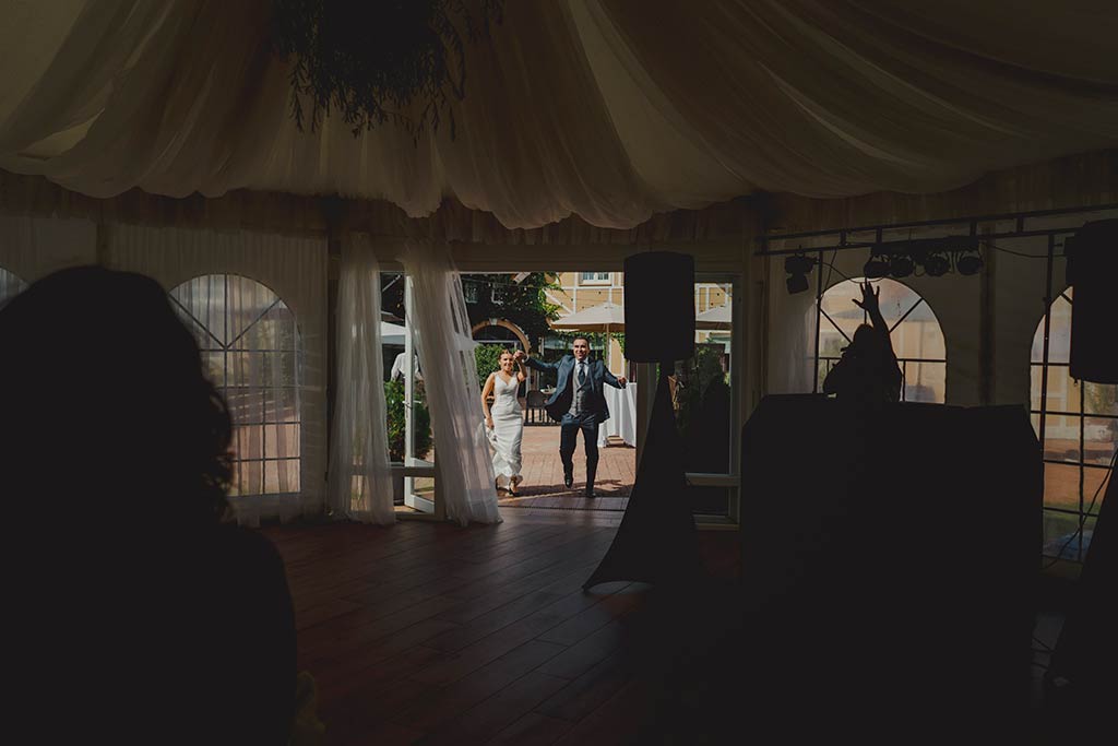 Fotógrafo de bodas Marcos Greiz en Cantabria entrada al comedor