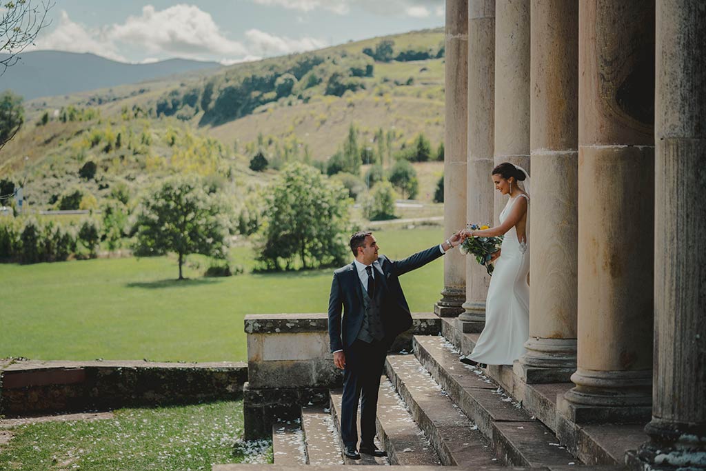 La mejor fotografía emocional de bodas en Cantabria escaleras