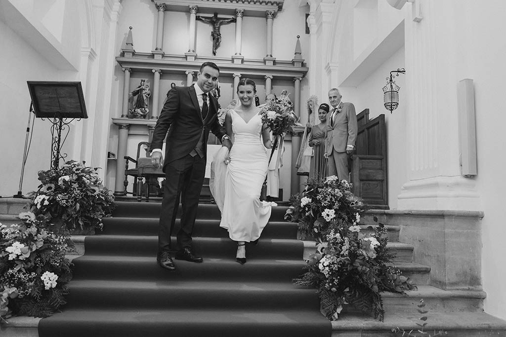 La mejor fotografía emocional de bodas en Cantabria altar