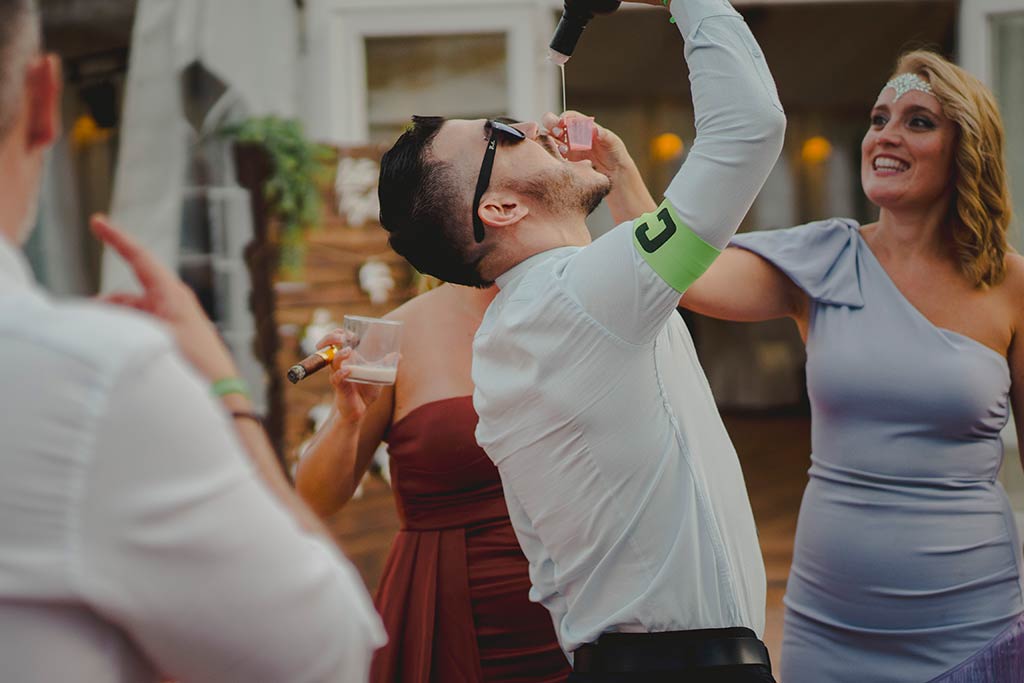 La mejor fotografía de boda en Cantabria de Marcos Greiz invitado chupito