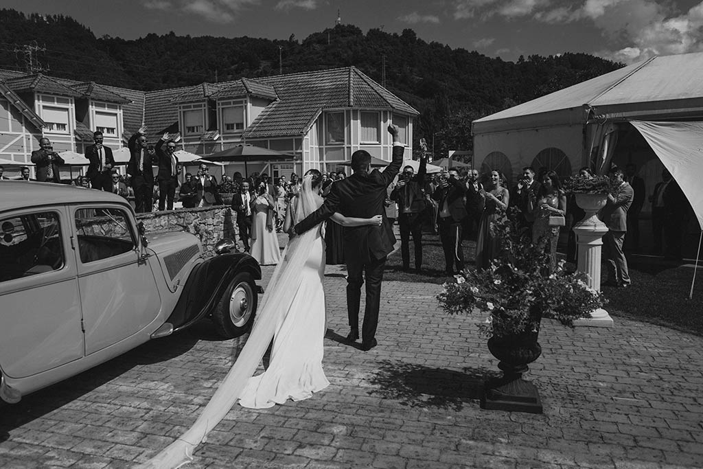 Los mejores fotógrafos de bodas en Cantabria llegada restaurante