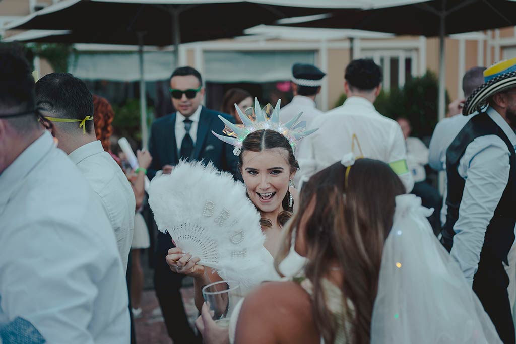 Fotógrafo de bodas Marcos Greiz en Cantabria novia en la fiesta