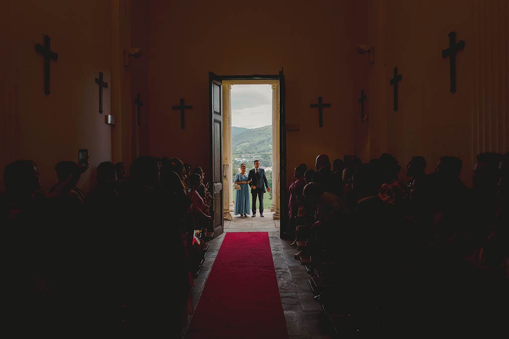 Los mejores fotógrafos de bodas en Cantabria entrada novio