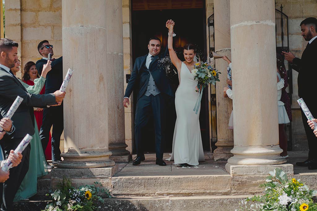 Los mejores fotógrafos de bodas en Cantabria salida novios