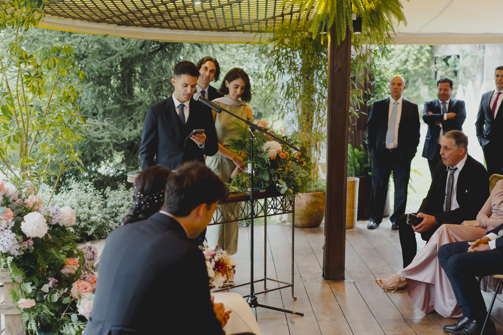 mejores fotografías de bodas emocional en Cantabria Finca San Juan amigos hablando