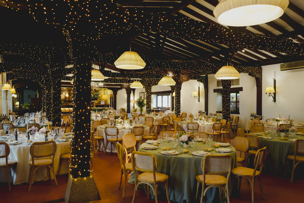 mejor fotógrafo de bodas Finca San Juan Cantabria luces comedor