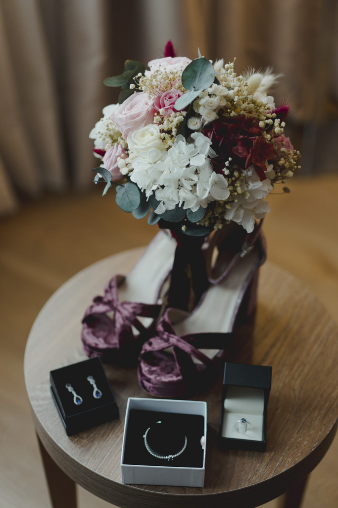 mejores fotografías de bodas cantabria Finca San Juan detalles novia