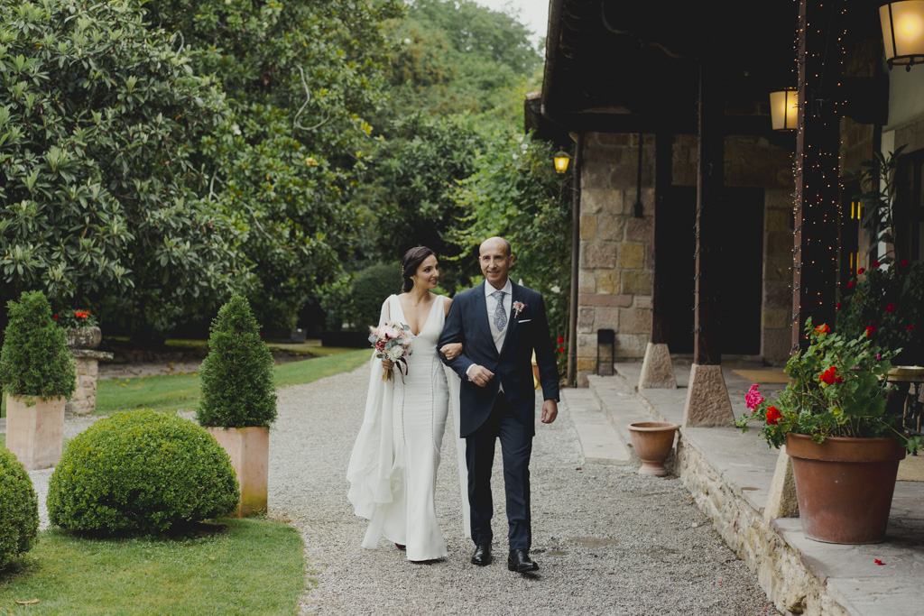 la mejor fotografía de boda emocional en Cantabria Finca San Juan entrada Sara