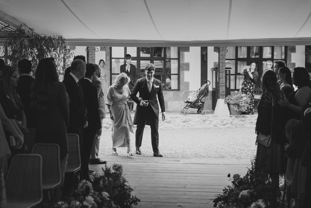 la mejor fotografía de boda emocional en Cantabria Finca San Juan entrada Yamandu