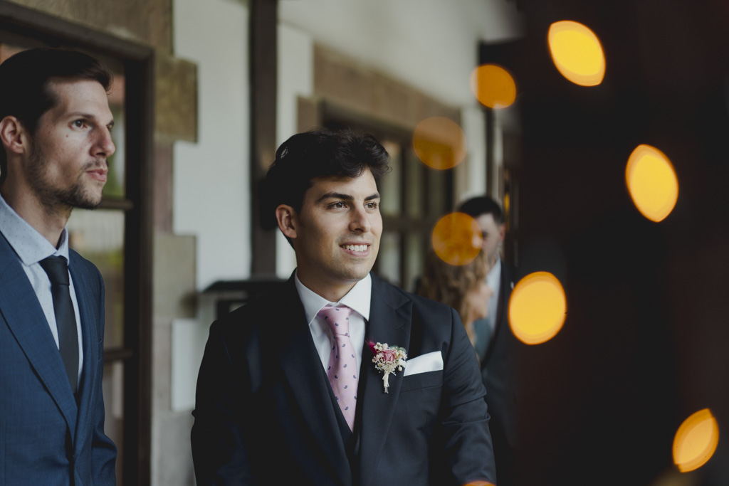 la mejor fotografía de boda emocional en Cantabria Finca San Juan novio