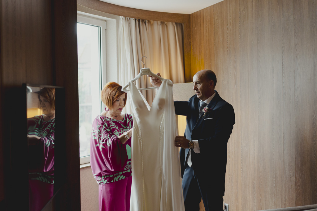 mejores fotografías de bodas cantabria Finca San Juan tia y padrino