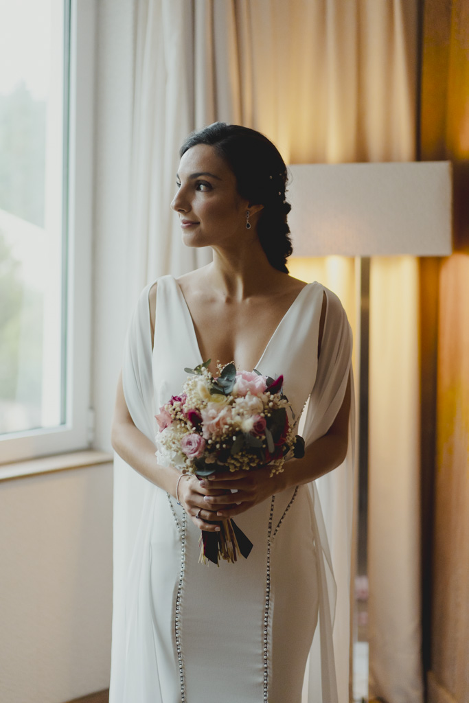 la mejor fotografía de boda emocional en Cantabria Finca San Juan ramo