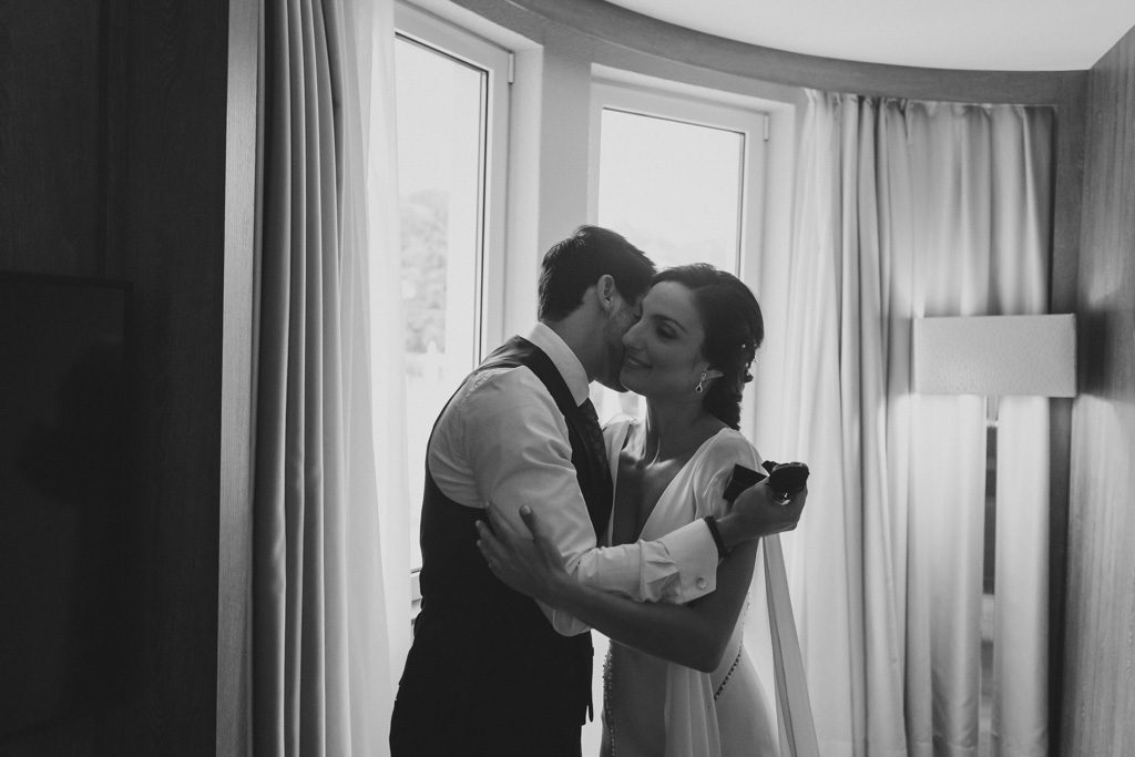 la mejor fotografía de boda emocional en Cantabria Finca San Juan hermano