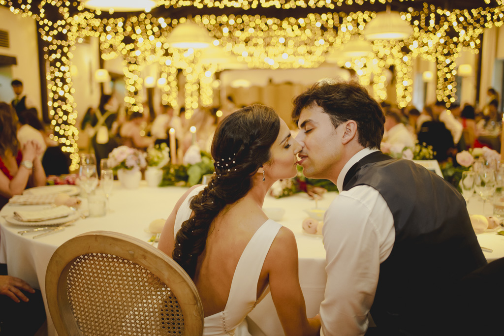 mejor fotógrafo de bodas Finca San Juan Cantabria beso comedor