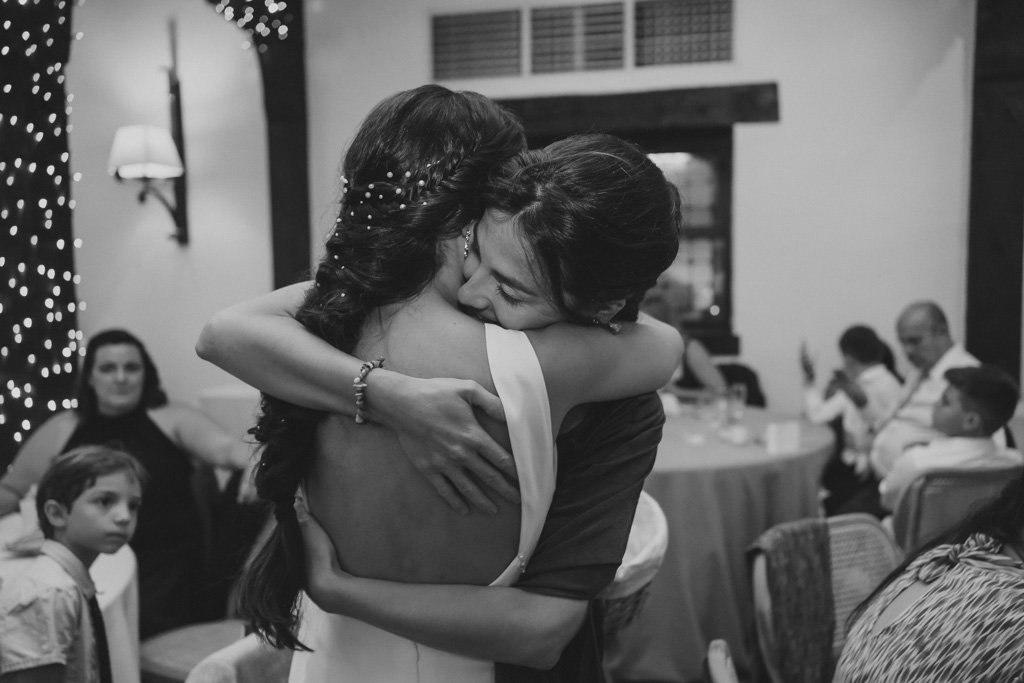 mejor fotógrafo de bodas Finca San Juan Cantabria abrazo mama