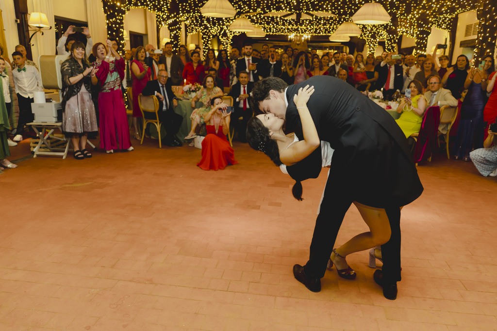 mejor fotógrafo de bodas Finca San Juan Cantabria beso pelicula