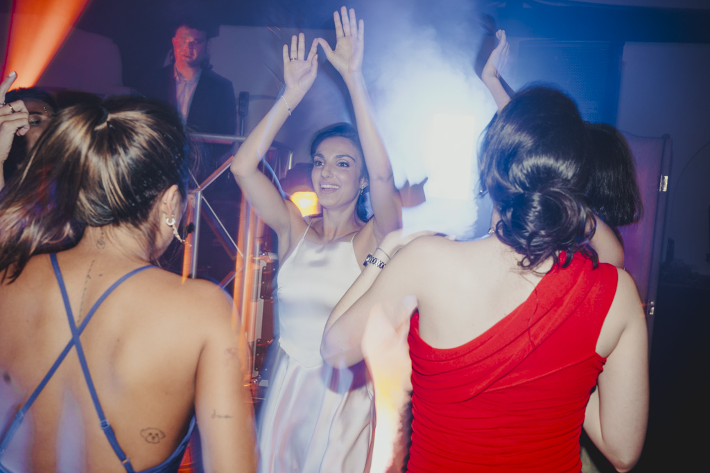 fotografía de boda emocional en Finca San Juan Cantabria amigas