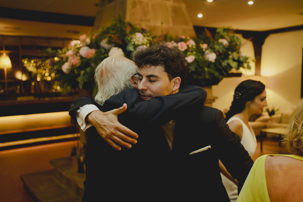 mejor fotógrafo de bodas Finca San Juan Cantabria abrazo papa