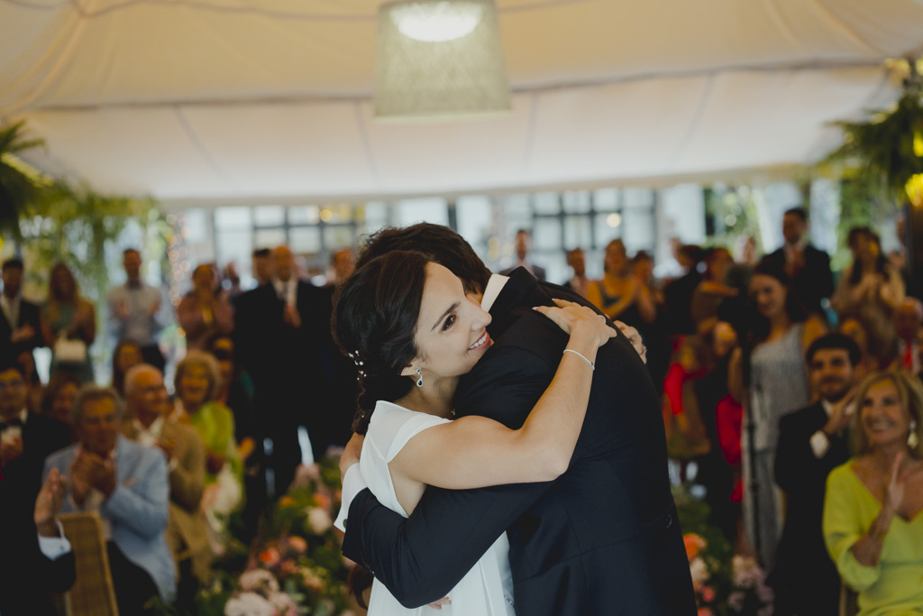 mejores fotografías de bodas emocional en Cantabria Finca San Juan abrazo