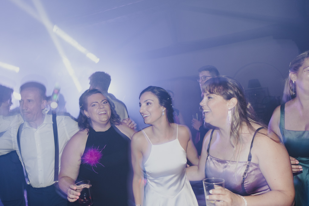 fotografía de boda emocional en Finca San Juan Cantabria Sara amigas