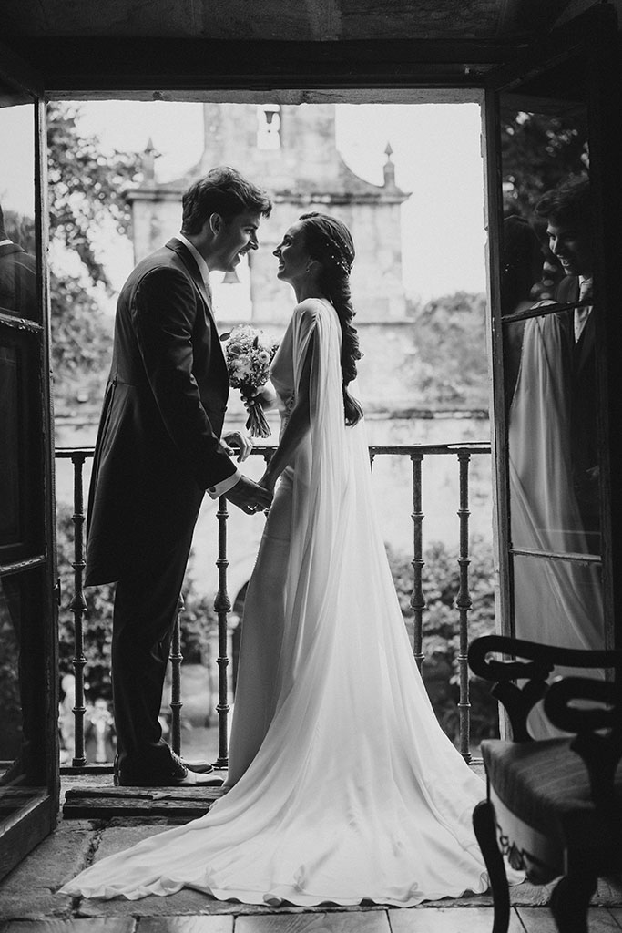 la mejor fotografía de boda emocional en Cantabria Finca San Juan balcon