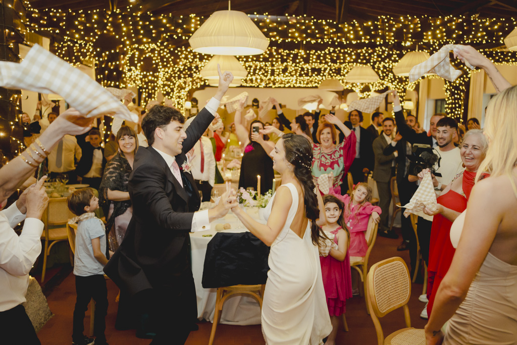 mejores fotografías de bodas emocional en Cantabria Finca San Juan pareja en comedor