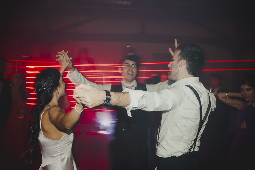 fotografía de boda emocional en Finca San Juan Cantabria laser en fiesta