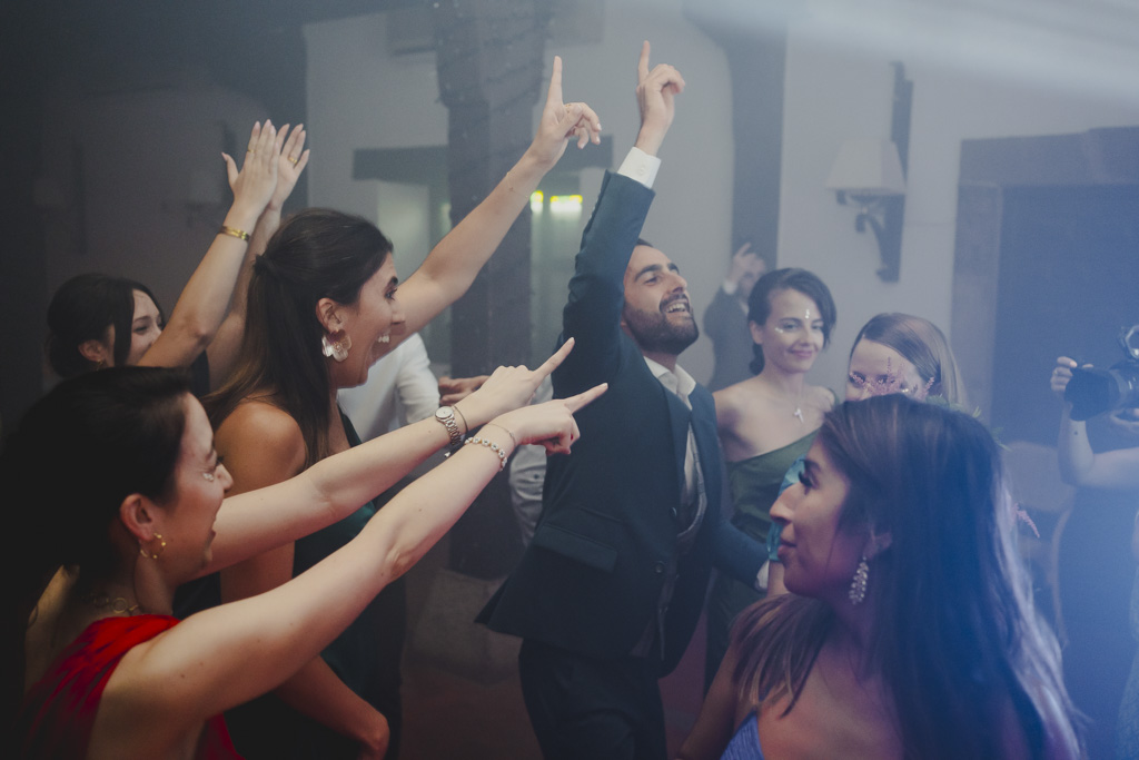 fotografía de boda emocional en Finca San Juan Cantabria dandolo todo