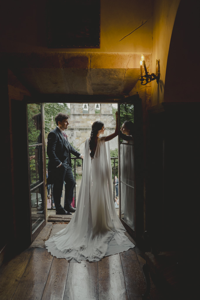 mejores fotografías de bodas emocional en Cantabria Finca San Juan balcon