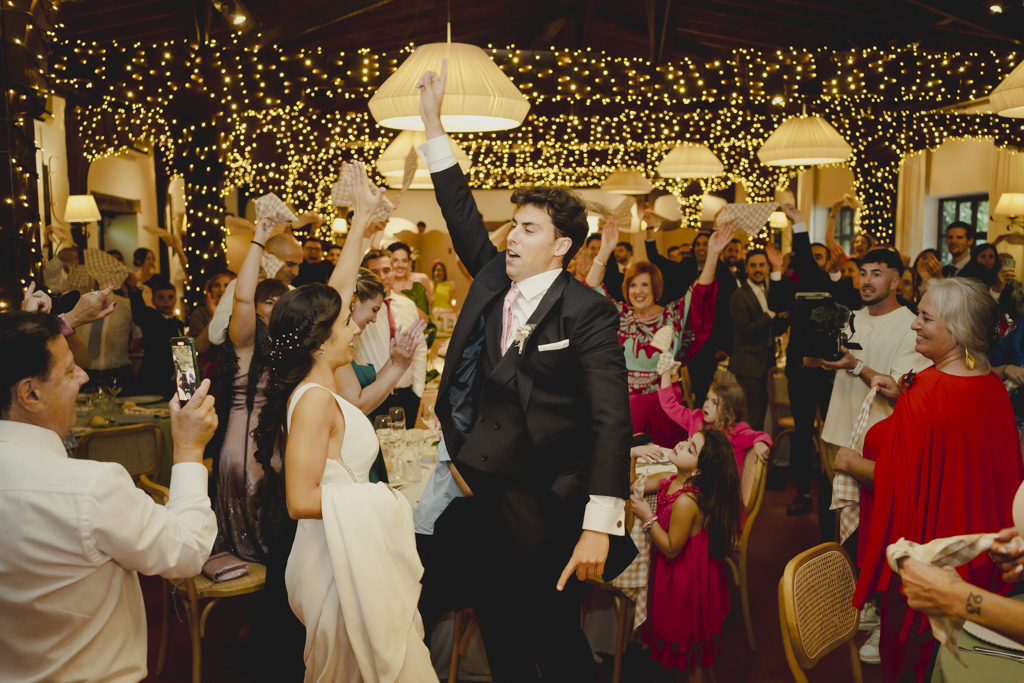 mejores fotografías de bodas emocional en Cantabria Finca San Juan entrada comedor