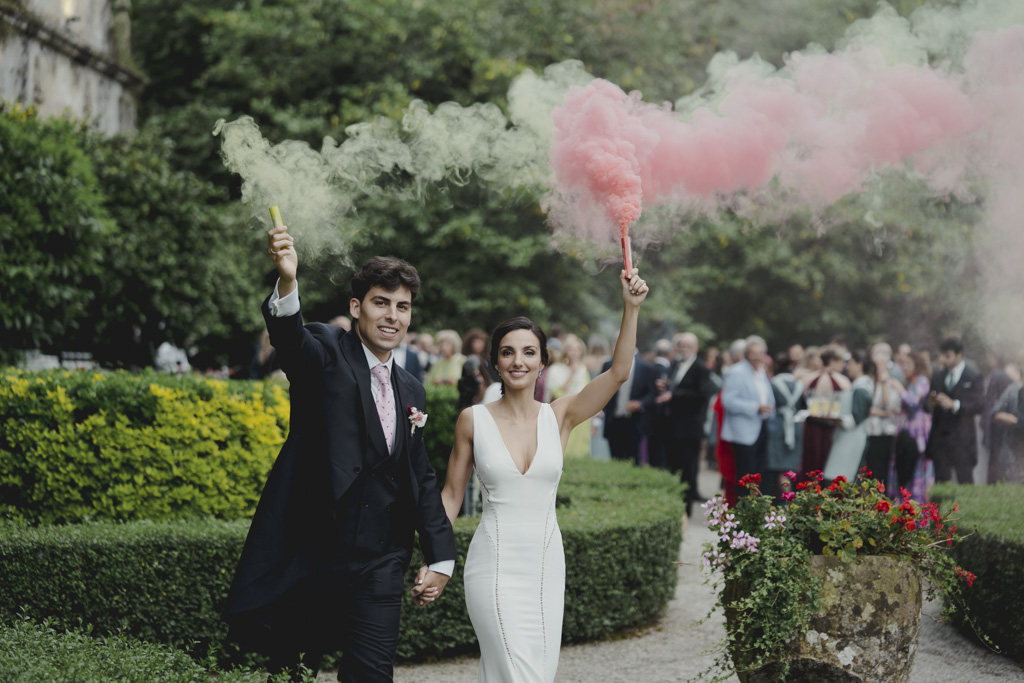 mejores fotografías de bodas emocional en Cantabria Finca San Juan bengalas