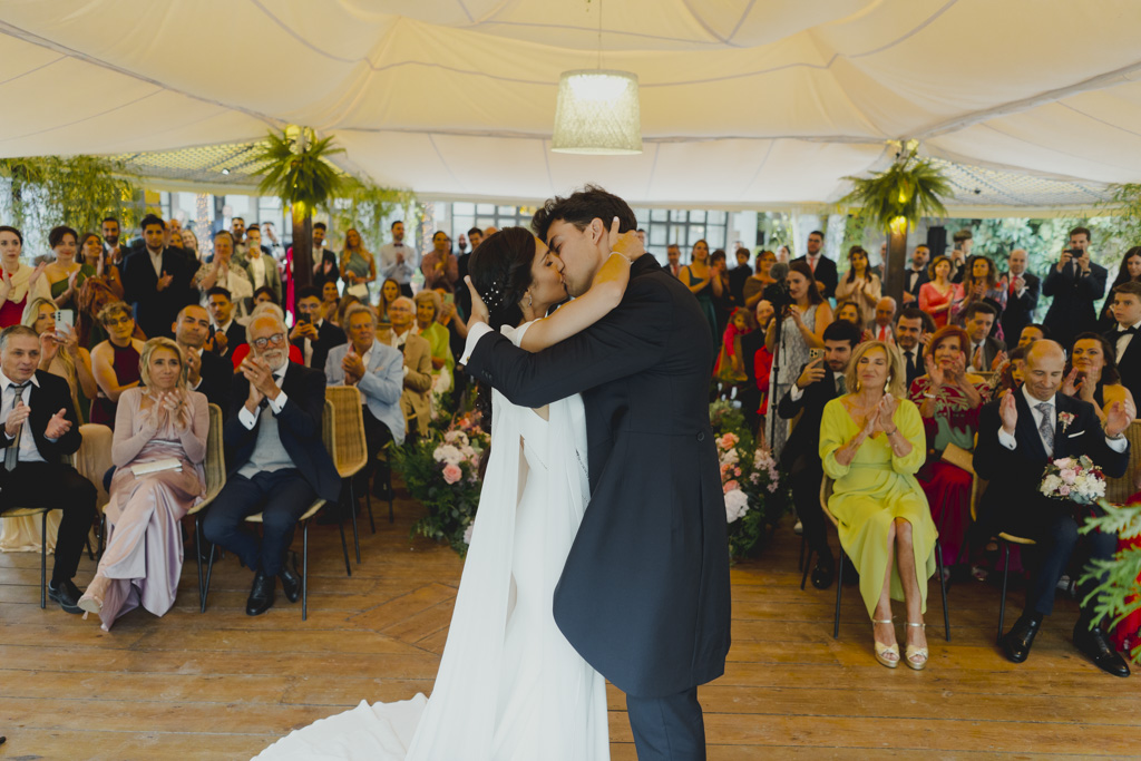 la mejor fotografía de boda emocional en Cantabria Finca San Juan beso