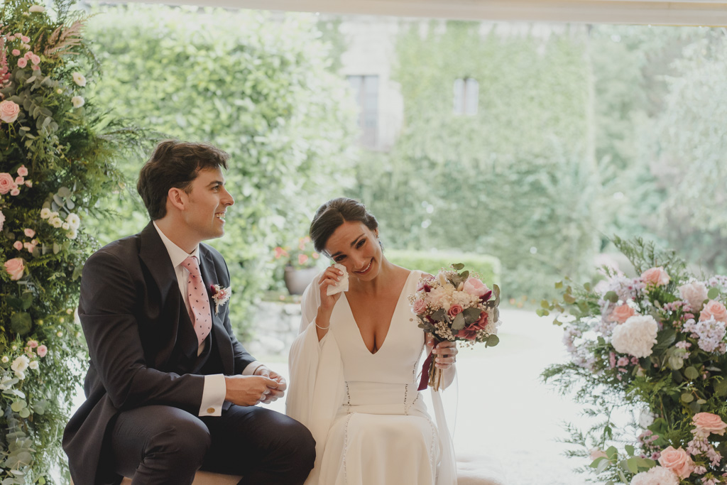 mejores fotografías de bodas emocional en Cantabria Finca San Juan novia llorando