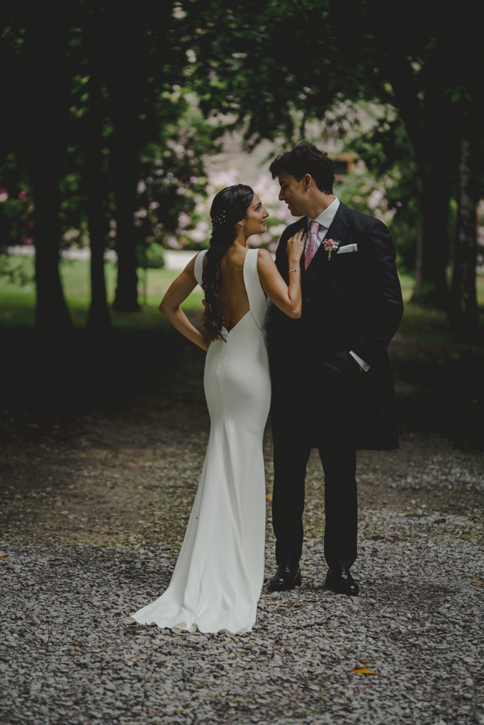 mejores fotografías de bodas emocional en Cantabria Finca San Juan espalda