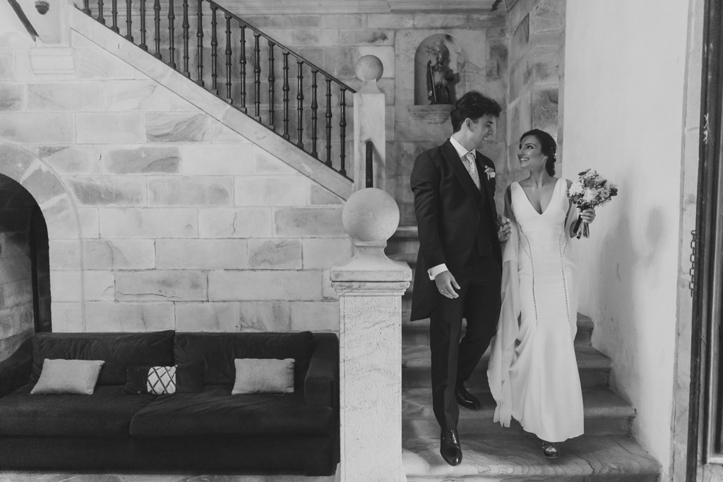 mejores fotografías de bodas emocional en Cantabria Finca San Juan escaleras