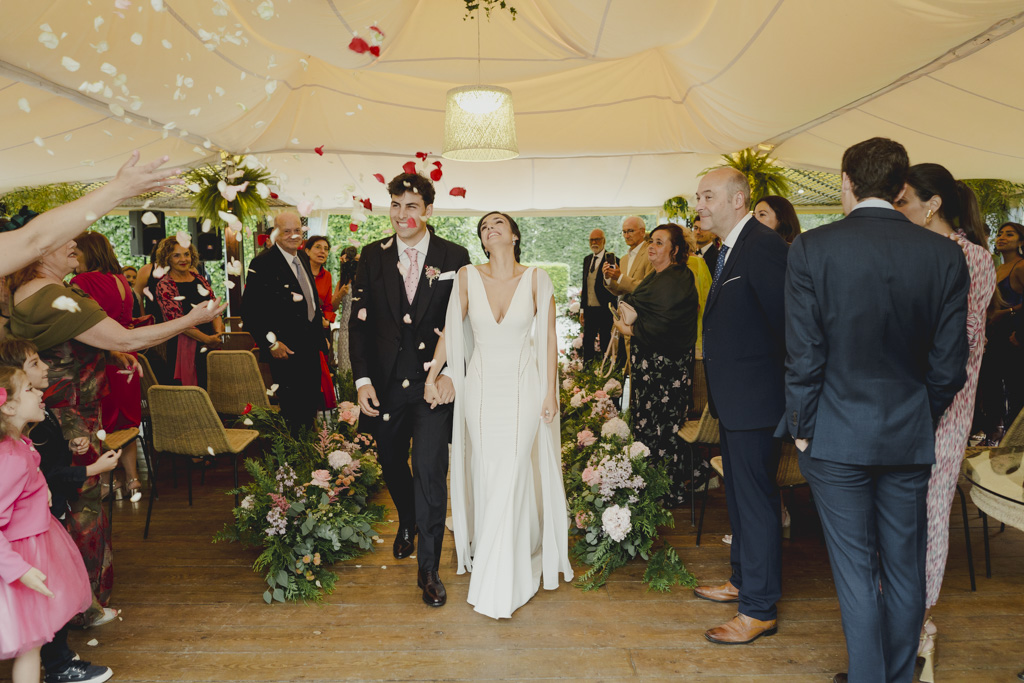 la mejor fotografía de boda emocional en Cantabria Finca San Juan petalos