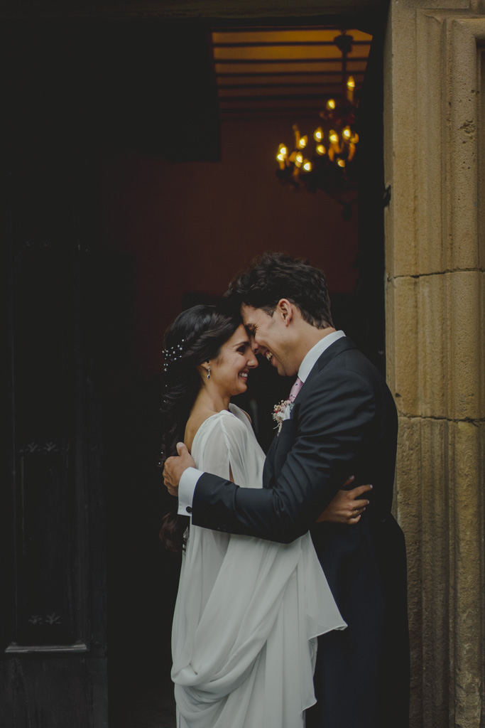 mejores fotografías de bodas emocional en Cantabria Finca San Juan puerta